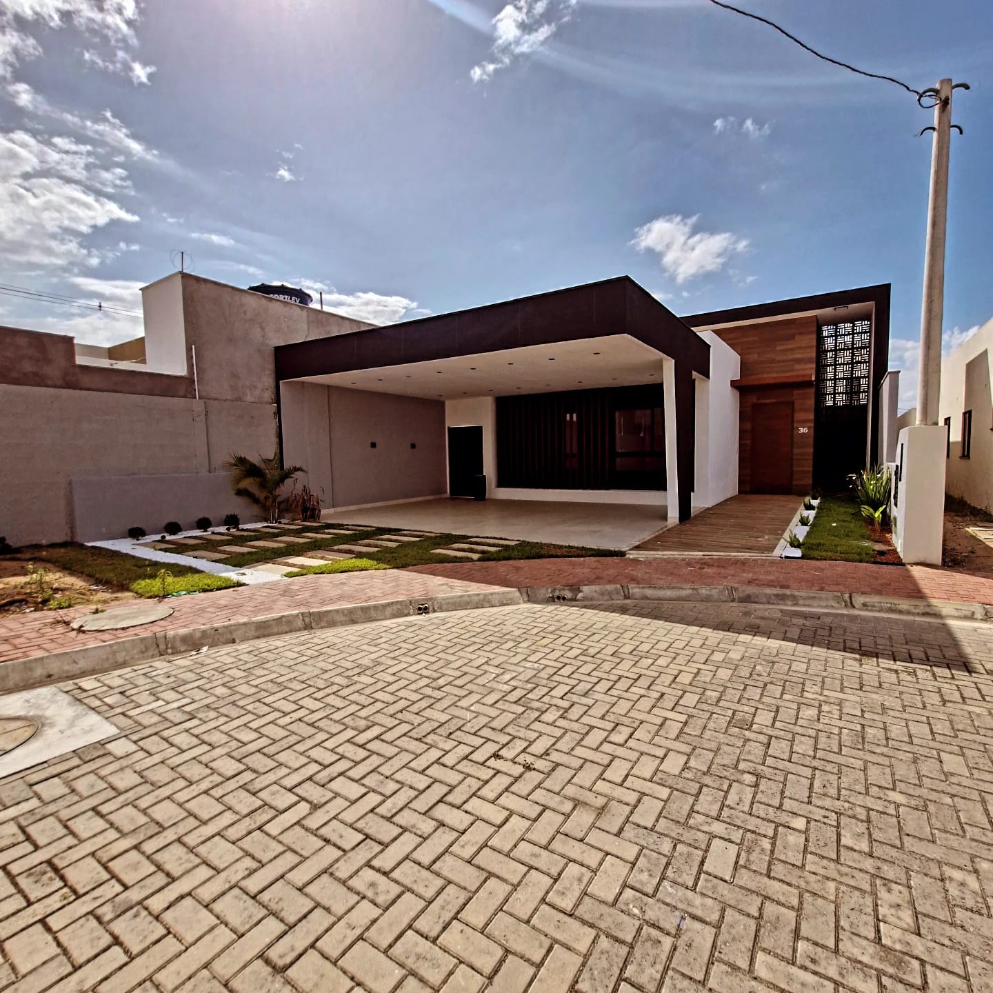 CASA MEDIO PADRÃO / CONDOMÍNIO LANTAI